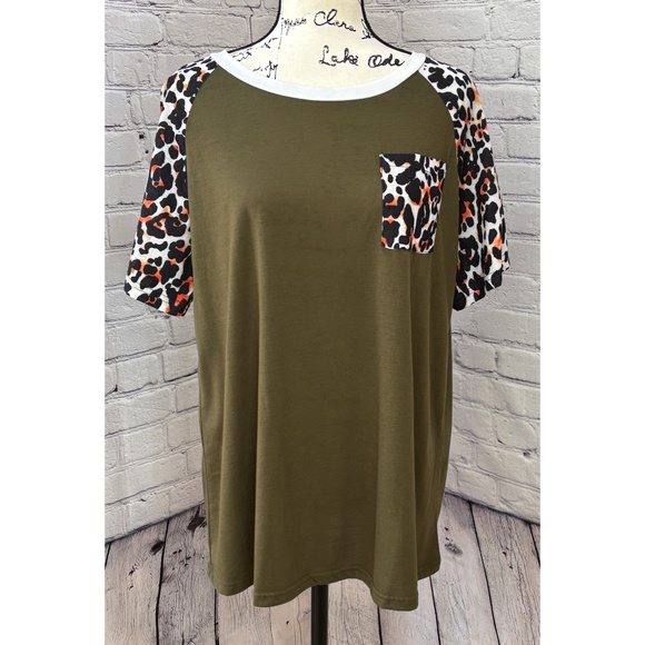 Women’s Solid and Leopard Print Pocket Tee (Size 3XL) - Picture 1 of 7